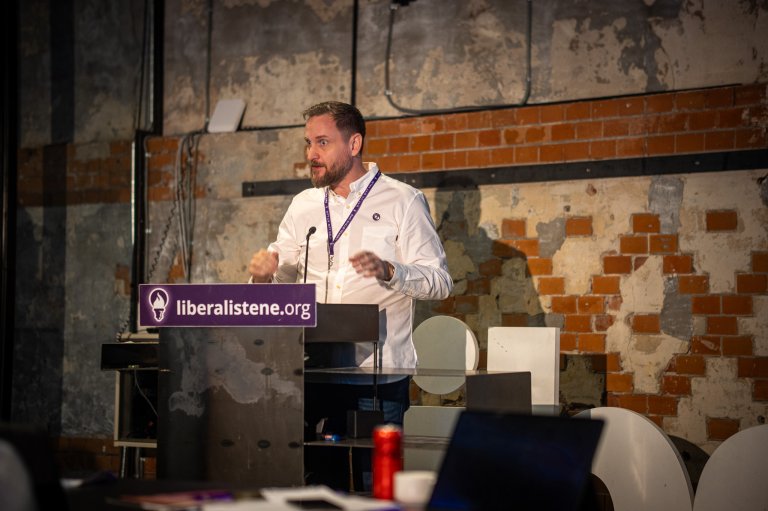 Foto Vegard Nøtnæs på talerstolen under landsmøtet 2024